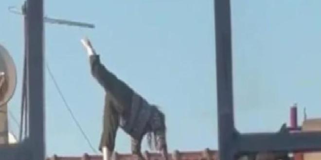 Canını hiçe sayıp çatıda yoga yaptı