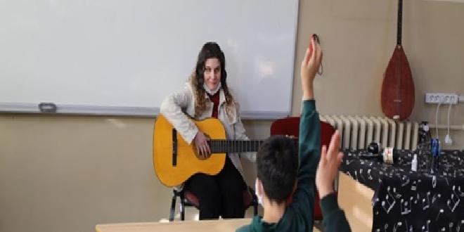 Görme engelli müzik öğretmeni öğrencilerine rol model oluyor