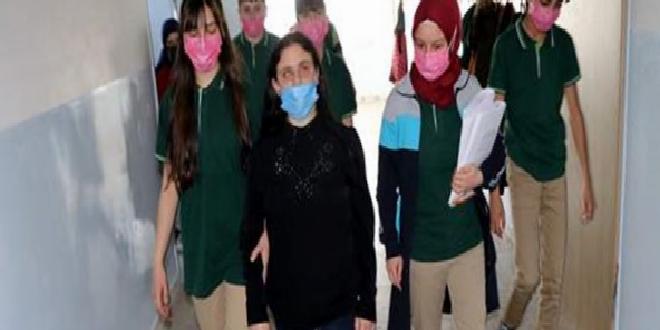 Görmeden yüzlerce öğrencisine ışık saçıyor