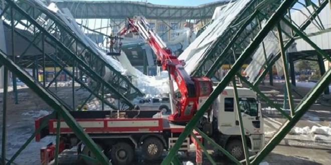 Isparta'da kar nedeniyle çöken pazar yerinin çatısı kaldırılıyor