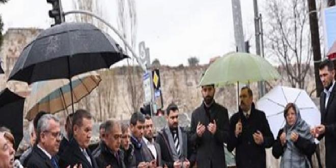 Mustafa Sarıgül, eski başbakanlardan Erbakan'ı kabri başında andı
