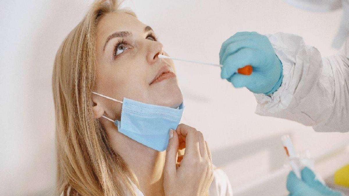 Omicron varyantının belirtileri nelerdir? Omicron belirtileri kaç günde belli olur?
