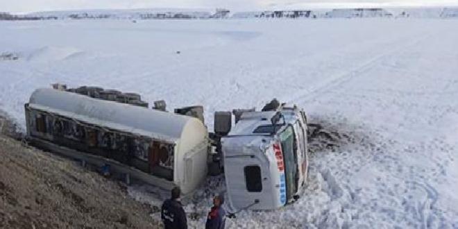 Tanker devrildi, görevli asker son anda kurtuldu: O anlar kamerada