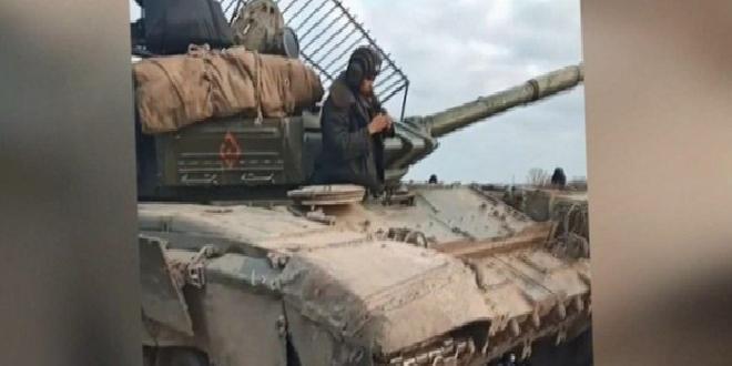 Ukrayna'da silahlanan siviller Rus tankını durdurdu