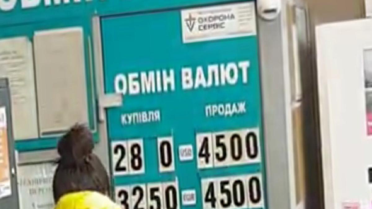 Ukraynalılar bankamatik kuyruğunda
