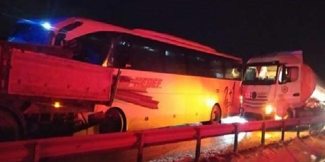 Yolcu otobüsü ile 2 tır çarpıştı, 1 kişi öldü, 14 kişi yaralandı